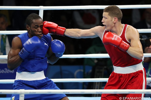 epa05468150 Ilyas Abbadi (red) of Algeria fights against Mpi Anauel Ngamissengue of Congo during their bout in the men's middle (75kg) preliminaries of the Rio 2016 Olympic Games Boxing events at the Riocentro in Rio de Janeiro, Brazil, 09 August 2016.  EPA/MARIO RUIZ