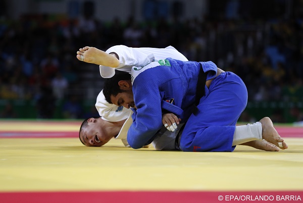 epa05468314 Uuganbaatar Otgonbaatar of Mongolia (white) and Mohamed Abdelaal of Egypt  in action in the men's -81kg elimination round of 32 of the Rio 2016 Olympic Games Judo events at the Carioca Arena 2 in the Olympic Park in Rio de Janeiro, Brazil, 09 August 2016.  EPA/ORLANDO BARRIA