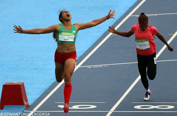 epa05477585 Sunayna Wahi (L) of Suriname and Mazoon Al-Alawi (R) of Oman compete during the women's 100m heats of the Rio 2016 Olympic Games Athletics, Track and Field events at the Olympic Stadium in Rio de Janeiro, Brazil, 12 August 2016.  EPA/ANTONIO LACERDA