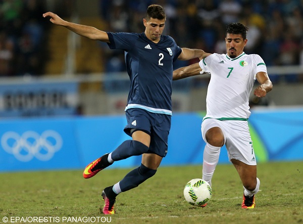 epa05463264 Lautaro Gianetti of Argentina (L) and Baghdad Bounedjah of Algeria (R) vie for the ball during the men's preliminary round group D match between Argentina and Algeria of the Rio 2016 Olympic Games Soccer tournament at the Olympic Stadium in Rio de Janeiro, Brazil, 07 August 2016.  EPA/ORESTIS PANAGIOTOU