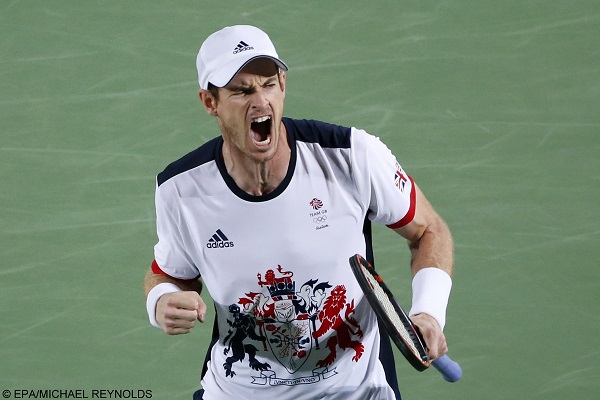 epa05485525 Andy Murray of Great Britain celebrates a point against Juan Martin del Potro of Argentina during men's singles gold medal match of the Rio 2016 Olympic Games Tennis events at the Olympic Tennis Centre in the Olympic Park in Rio de Janeiro, Brazil, 14 August 2016.  EPA/MICHAEL REYNOLDS