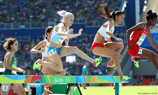 epa05479865 Sandra Eriksson (L) of Finland and Habiba Ghribi (C) of Tunisia compete during the women's 3,000m Steeplechase heats of the Rio 2016 Olympic Games Athletics, Track and Field events at the Olympic Stadium in Rio de Janeiro, Brazil, 13 August 2016.  EPA/SRDJAN SUKI