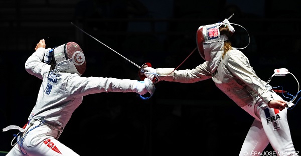 epa05464807 Manon Brunet (R) of France in action against Azza Besbes (L) of Tunisia during the women's Sabre individual quarter finals of the Rio 2016 Olympic Games Fencing events at the Carioca Arena 3 in the Olympic Park in Rio de Janeiro, Brazil, 08 August 2016.  EPA/JOSE MENDEZ