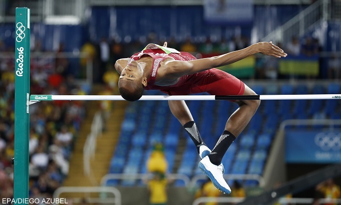 epa05491634 Mutaz Essa Barshim of Qatar competes in the men's High Jump final of the Rio 2016 Olympic Games Athletics, Track and Field events at the Olympic Stadium in Rio de Janeiro, Brazil, 16 August 2016.  EPA/DIEGO AZUBEL