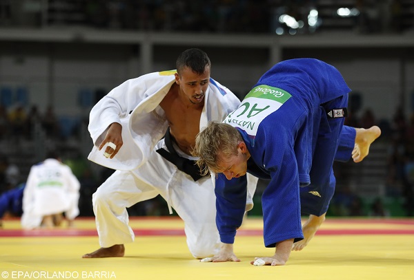 epa05462242 Imad Bassou of Morocco (L) and Nathan Katz of Australia (R) in action during the men's -66kg bout of the Rio 2016 Olympic Games Judo events at the Carioca Arena 2 in the Olympic Park in Rio de Janeiro, Brazil, 07 August 2016.  EPA/ORLANDO BARRIA