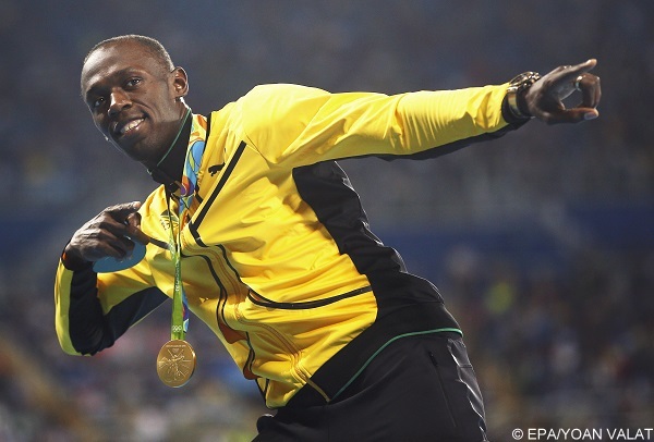 epa05488514 Gold medalist Usain Bolt of Jamaica strikes his trademark pose during the medal ceremony for the men's 100m of the Rio 2016 Olympic Games Athletics, Track and Field events at the Olympic Stadium in Rio de Janeiro, Brazil, 15 August 2016.  EPA/YOAN VALAT