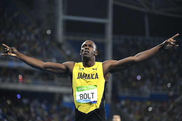 epa05498500 Usain Bolt of Jamaica celebrates after winning the gold medal in the men's 200m Final race of the Rio 2016 Olympic Games Athletics, Track and Field events at the Olympic Stadium in Rio de Janeiro, Brazil, 18 August 2016.  EPA/FRANCK ROBICHON