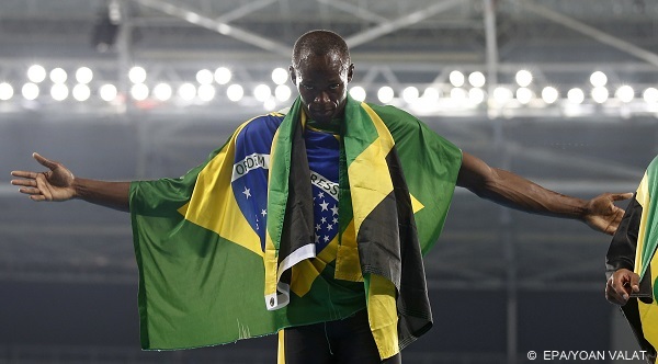 epaselect epa05501302 Usain Bolt, of Jamaica poses on the lap of honour after winning the men's 4x100m relay final race of the Rio 2016 Olympic Games Athletics, Track and Field events at the Olympic Stadium in Rio de Janeiro, Brazil, 19 August 2016.  EPA/YOAN VALAT