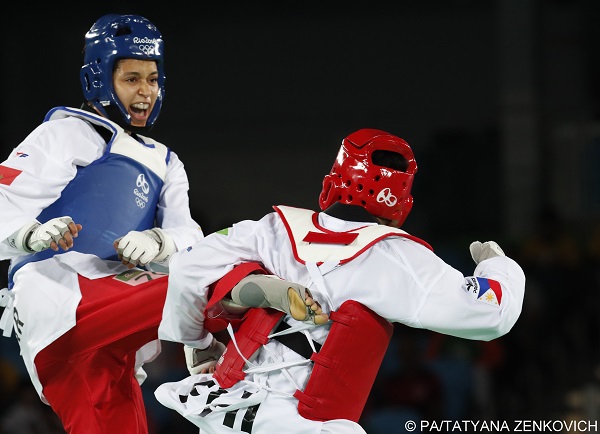 epa05503538 Wiam Dislam of Morocco (Blue) and Kirstie Elaine Alora of Philippines (Red) in action during the  women's +67kg Repechage bout of the Rio 2016 Olympic Games Taekwondo events at the Carioca Arena 3 in the Olympic Park in Rio de Janeiro, Brazil, 20 August 2016.  EPA/JEON HEON-KYUN