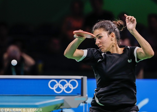 epa05459412 Nadeen El-Dawlatly of Egypt in action against Petra Lovas of Hungary during a first round table tennis match of the Rio 2016 Olympic Games Table Tennis events at the Riocentro in Rio de Janeiro, Brazil, 06 August 2016.  EPA/ERIK S. LESSER