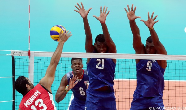 epa05469558 Badawy Mohamed Moneim (L) Egypt in action against Adrian Eduardo Goide Arredondo (C) and Livan Osoria Rodriguez (R) of Cuba during the men's preliminary round volleyball match between Cuba and Egypt of the Rio 2016 Olympic Games at Maracanazinho indoor arena in Rio de Janeiro, Brazil, 09 August 2016.  EPA/SRDJAN SUKI