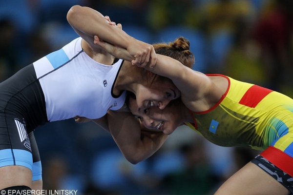 epa05494303 Elmira Syzdykova (red) of Kazakhstan in action against Enas Mostafa Youssef Ahmed (blue) of Egypt during the women's Freestyle 69kg bronze medal game of the Rio 2016 Olympic Games Wrestling events at the Carioca Arena 2 in the Olympic Park in Rio de Janeiro, Brazil, 17 August 2016.  EPA/SERGEI ILNITSKY