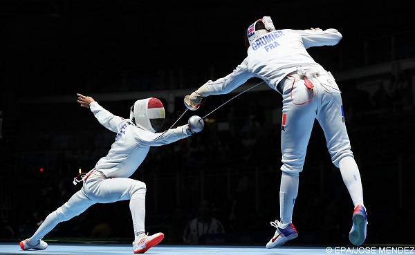 epa05467947 Gauthier Grumier (R) of France in action against Ayman Fayez (L) of Egypt during the men's Epee individual round of 16 of the Rio 2016 Olympic Games Fencing events at the Carioca Arena 3 in the Olympic Park in Rio de Janeiro, Brazil, 09 August 2016.  EPA/JOSE MENDEZ