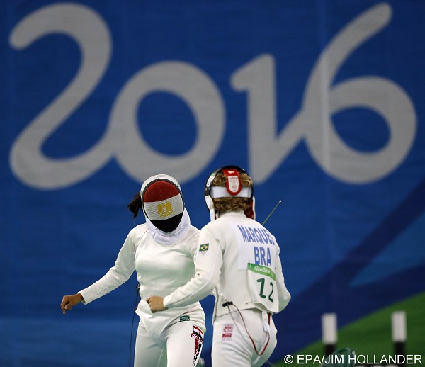 epa05496463 Haydy Morsy (L) from Egypt against Yane Marcia Marques from Brazil as they compete in the Ranking Round of the Rio 2016 Olympic Games Modern Pentathlon events in Deodoro, Rio de Janeiro, Brazil, 18 August 2016.  EPA/JIM HOLLANDER