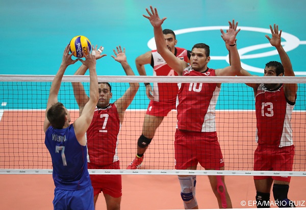 epa05474026 Dimitry Volkov of Russia (L) in action against Ashraf Abouelhassan (L-R), Ashraf Abouelhassan, Badawy Mohamed Moneim of Egypt during the men's Volleyball match of the Rio 2016 Olympic Games at Maracanazinho indoor arena in Rio de Janeiro, Brazil, 11 August 2016.  EPA/MARIO RUIZ