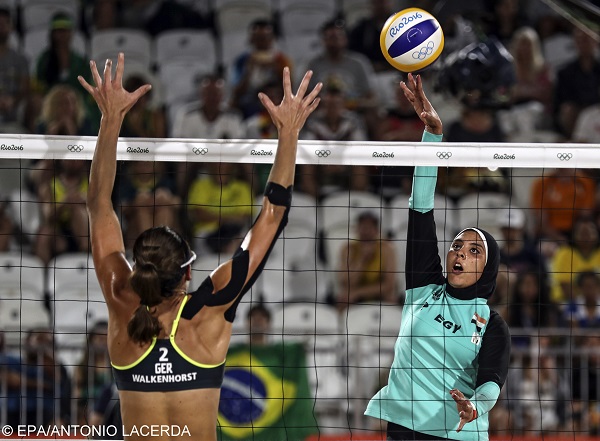 epa05463453 Doaa Elgobashy of Egypt (R) spikes the ball against Kira Walkenhorst of Germany (L) during the women's Beach Volleyball preliminary pool D game between Ludwig/Walkenhors of Germany and Elghobashy/Nada of Egypt the Rio 2016 Olympic Games at the Beach Volleyball Arena on Copacabana Beach in Rio de Janeiro, Brazil, 07 August 2016.  EPA/ANTONIO LACERDA