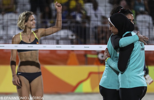 epa05463442 Nada Meawad (C) and Doaa Elgobashy (R) of Egypt hug as Laura Ludwig of Germany gestures during the women's Beach Volleyball preliminary pool D game between Ludwig/Walkenhors of Germany and Elghobashy/Nada of Egypt the Rio 2016 Olympic Games at the Beach Volleyball Arena on Copacabana Beach in Rio de Janeiro, Brazil, 07 August 2016.  EPA/ANTONIO LACERDA