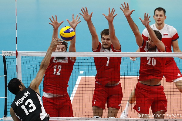 epa05462692 Badawy Mohamed Moneim of egypt (L-R) spikes a ball against Polish block Grzegorz Lomarcz, Karol Klos, and Mateusz Mika during the men's preliminary pool B Volleyball match between Poland and Egypt of the Rio 2016 Olympic Games at Maracanazinho indoor arena in Rio de Janeiro, Brazil, 07 August 2016.  EPA/JORGE ZAPATA