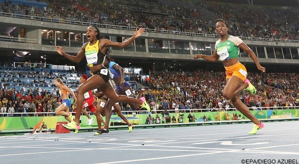 epa05482885 Elaine Thompson of Jamaica wins the women's 100m final of the Rio 2016 Olympic Games Athletics, Track and Field events at the Olympic Stadium in Rio de Janeiro, Brazil, 13 August 2016.  EPA/DIEGO AZUBEL