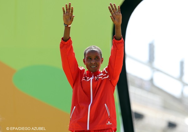 epa05483758 Eunice Jepkirui Kirwa of Bahrain celebrates on the podium after winning the silver medal in the women's Marathon race of the Rio 2016 Olympic Games Athletics, Track and Field events at the Sambodromo in Rio de Janeiro, Brazil, 14 August 2016.  EPA/DIEGO AZUBEL