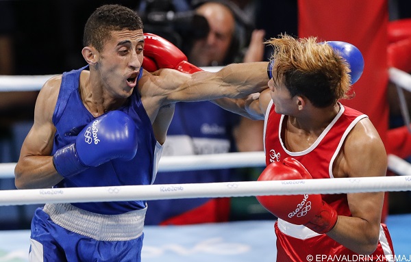 epa05494252 Yoel Segundo Finol of Venezuela (Red) and Mohamed Flissi of Algeria (Blue) in action during the men's Fly (52)kg quarterfinal bout of the Rio 2016 Olympic Games Boxing events at the Riocentro in Rio de Janeiro, Brazil, XX August 2016.  EPA/VALDRIN XHEMAJ