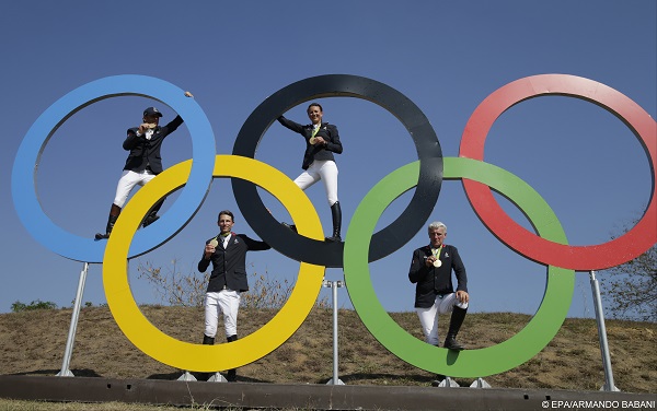 epa05493547 Gold medalist France with Philippe Rozier (from left), Kevin Staut, Penelope Leprevost and Roger Yves Bost pose at Olympic rings with their medals after the Jumping Team competition of the Rio 2016 Olympic Games Equestrian events at the Olympic Equestrian Centre in Rio de Janeiro, Brazil, 17 August 2016.  EPA/ARMANDO BABANI