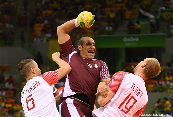 epa05481098 Qatar's Bassel Alrayes (C) in action with Denmark's Casper Mortensen (L) and Rene Toft Hansen (R) during the men's preliminary round match between Denmark and Qatar for the Rio 2016 Olympic Games Handball tournament at the Future Arena in the Olympic Park in Rio de Janeiro, Brazil, 13 August 2016.  EPA/MARIJAN MURAT