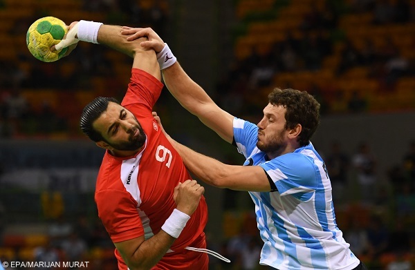 epa05482700 Tunisia's Amine Bannour (L) in action with Argentina's Federico Fernandez (R) during the men's preliminary round match between Argentina and Tunisia for the Rio 2016 Olympic Games Handball tournament at the Future Arena in the Olympic Park in Rio de Janeiro, Brazil, 13 August 2016.  EPA/MARIJAN MURAT