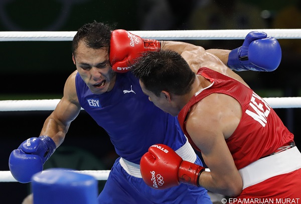epa05488460 Misael Uziel Rodriguez of Mexico (red) and Hosam Hussein Bakr Abdin of Egypt (blue) in action during the men's Middle 75kg quarterfinal match of the Rio 2016 Olympic Games Boxing events at the Riocentro in Rio de Janeiro, Brazil, 15 August 2016.  EPA/VALDRIN XHEMAJ