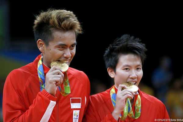 epa05493492 Gold medal winners Liliyana Natsir (R) and Tontowi Ahmad (L) of Indonesia pose for a photo after the awarding ceremony of mixed doubles Badminton of the Rio 2016 Olympic Games Badminton events at the Riocentro in Rio de Janeiro, Brazil, 17 August 2016.  EPA/ESTEBAN BIBA