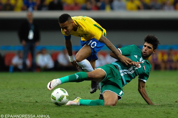 epa05463996 Neymar (L) of Brazil fights for the ball with Alaa Ali (R) of Iraq during their Group A soccer match of the Men's tournament, between Iraq and Brazil, as part of the Rio 2016 Olympic Games at the National Stadium of Brasilia in Brasilia, Brazil, 07 August 2016.  EPA/ANDRESSA ANHOL BRAZIL OUT
