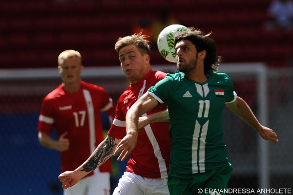 epa05455132 Frederik Borsting (C) of Denmark and  Tareq Humam (R) of Iraq in action during the men's preliminary round match between Iraq and Denmark for the Rio 2016 Olympic Games Soccer tournament at Mane Garrincha stadium in Brasilia, Brazil, 04 August 2016.  EPA/ANDRESSA ANHOLETE/FRAMEPHOTO **BRAZIL OUT**
