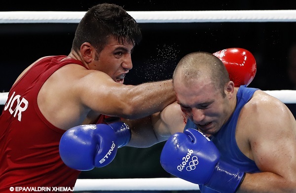 epa05480982 Hussein Iashaish of Jordan (red) and Mihai Nistor of Romania (blue) in action during the men's Super Heavy +91kg preliminary match of the Rio 2016 Olympic Games Boxing events at the Riocentro in Rio de Janeiro, Brazil, 13 August 2016.  EPA/VALDRIN XHEMAJ
