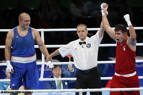 epa05480986 Hussein Iashaish of Jordan (red) wins against Mihai Nistor of Romania (blue) during the men's Super Heavy +91kg preliminary match of the Rio 2016 Olympic Games Boxing events at the Riocentro in Rio de Janeiro, Brazil, 13 August 2016.  EPA/VALDRIN XHEMAJ