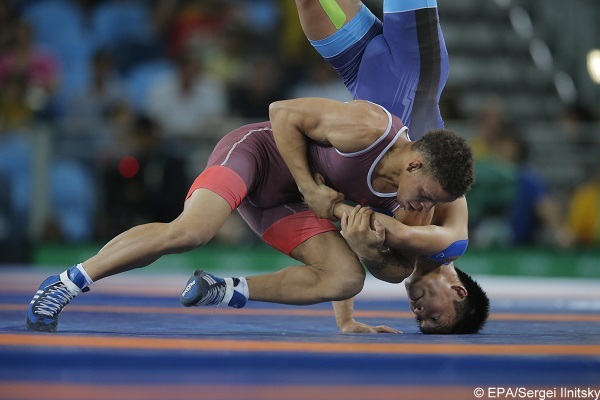 epa05485146 Ismael Borrero Molina of Cuba (L) in action against Shinobu Ota of Japan (R) during the men's Greco-Roman 59kg gold medal match of the Rio 2016 Olympic Games Wrestling events at the Carioca Arena 2 in the Olympic Park in Rio de Janeiro, Brazil, 14 August 2016.  EPA/Sergei Ilnitsky