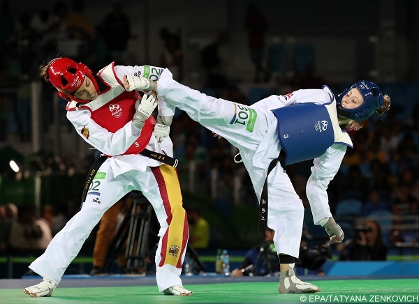 epa05498049 Jade Jones of Great Britain (blue) and Eva Calvo Gomez of Spain (red) in action during the women's -57kg Gold Medal contest bout of the Rio 2016 Olympic Games Taekwondo events at the Carioca Arena 3 in the Olympic Park in Rio de Janeiro, Brazil, 18 August 2016.  EPA/TATYANA ZENKOVICH