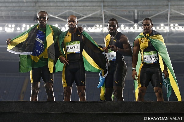 epa05501315 (L-R) Asafa Powell, Usain Bolt, Nickel Ashmeade, and Yohan Blake of Jamaica pose on the lap of honour after winning the men's 4x100m relay final race of the Rio 2016 Olympic Games Athletics, Track and Field events at the Olympic Stadium in Rio de Janeiro, Brazil, 19 August 2016.  EPA/YOAN VALAT
