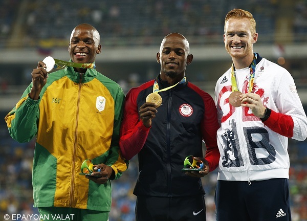 epa05485580 Gold medalist Jeff Henderson of the USA is flanked by silver medalist Luvo Manyonga (L) of South Africa and bronze medalist Greg Rutherford of Great Britain during the medal ceremony for the men's Long Jump final of the Rio 2016 Olympic Games Athletics, Track and Field events at the Olympic Stadium in Rio de Janeiro, Brazil, 14 August 2016.  EPA/YOAN VALAT