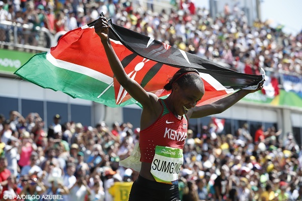 epa05483578 Jemima Jelagat Sumgong of Kenya celebrates after winning the women's Marathon race of the Rio 2016 Olympic Games Athletics, Track and Field events at the Sambodromo in Rio de Janeiro, Brazil, 14 August 2016.  EPA/DIEGO AZUBEL