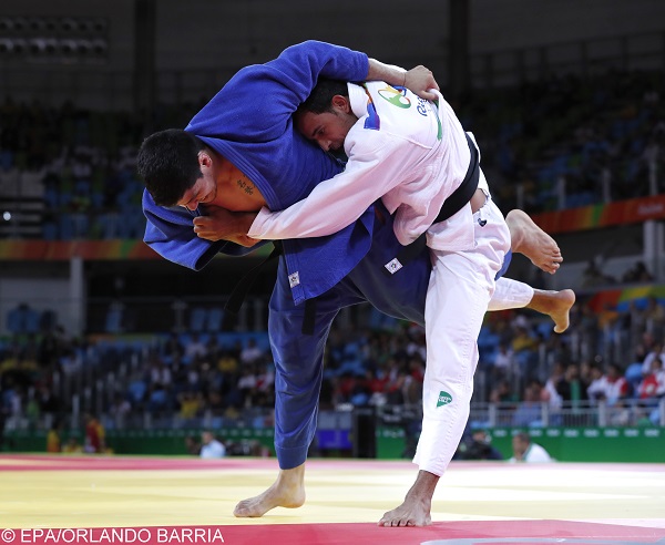 epa05470633 Thomas Bricento (blue) of Chile in action against Ibrahim Khalaf of Jordan during the men's -90kg Elimination Round of 64 bout of the Rio 2016 Olympic Games Judo events at the Carioca Arena 2 in the Olympic Park in Rio de Janeiro, Brazil, 10 August 2016. EPA/ORLANDO BARRIA