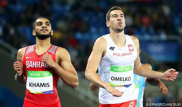 epa05479034 Ali Khamis (L) of Bahrain and Rafal Omelko (R) of Poland react after competing during the men's 400m heats of the Rio 2016 Olympic Games Athletics, Track and Field events at the Olympic Stadium in Rio de Janeiro, Brazil, 12 August 2016.  EPA/SRDJAN SUKI