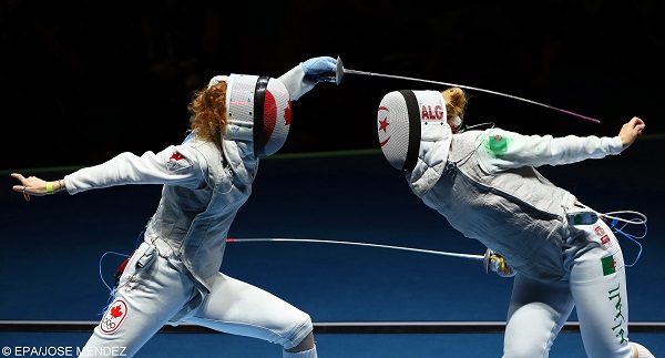 epa05470353 Eleanor Harvey (L) of Canada in action against Anissa Khelfaoui (R) of Algeria during the women's Foil individual round of 32 of the Rio 2016 Olympic Games Fencing events at the Carioca Arena 3 in the Olympic Park in Rio de Janeiro, Brazil, 10 August 2016.  EPA/JOSE MENDEZ