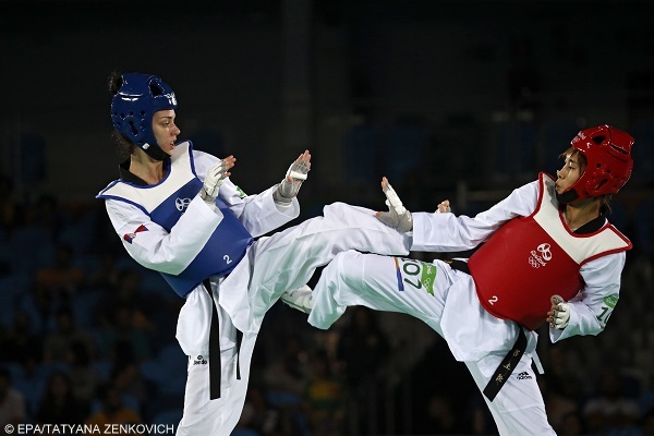 epa05494758 Tijana Bogdanovic of Serbia (blue) and Kim Sohui of South Korea (red) in action during the women's -49kg Gold Medal bout of the Rio 2016 Olympic Games Taekwondo events at the Carioca Arena 3 in the Olympic Park in Rio de Janeiro, Brazil, 17 August 2016.  EPA/TATYANA ZENKOVICH