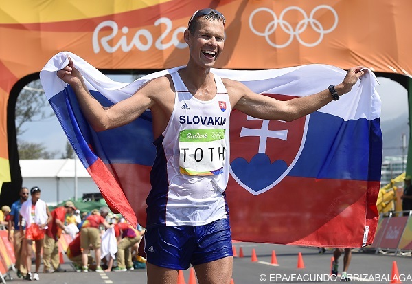 epa05499168 Matej Toth of Slovakia celebrates after winning the gold medal in the men's 50km Race Walk of the Rio 2016 Olympic Games Athletics, Track and Field events in Pontal in Rio de Janeiro, Brazil, 19 August 2016.  EPA/FACUNDO ARRIZABALAGA