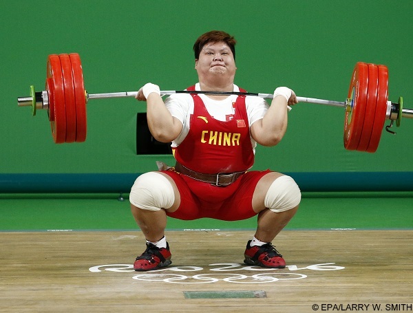 epa05485526 Suping Meng of China makes an attempt during the women's +75kg category of the Rio 2016 Olympic Games Weightlifting events at the Riocentro in Rio de Janeiro, Brazil, 14 August 2016.  EPA/LARRY W. SMITH