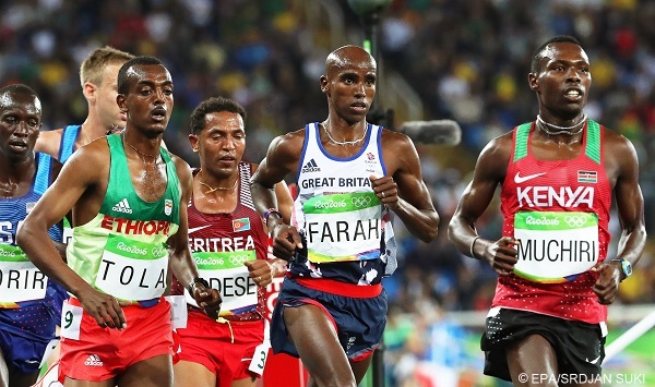 epa05482531 Mo Farah (C) of Britain is on his way to win the men's 10000m final of the Rio 2016 Olympic Games Athletics, Track and Field events at the Olympic Stadium in Rio de Janeiro, Brazil, 13 August 2016.  EPA/SRDJAN SUKI