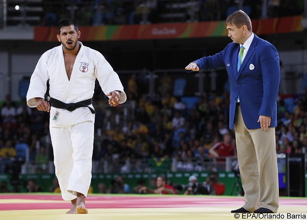 epa05468087 Referee Vladimir Vostrikov (R) gestures to Nacif Elias (white) of Lebanon in his fight against Emmanuel Lucenti  of Argentina in the men's -81 kg eliminattion round of 32 of the Rio 2016 Olympic Games Judo events at the Carioca Arena 2 in the Olympic Park in Rio de Janeiro, Brazil, 09 August 2016.  EPA/Orlando Barria