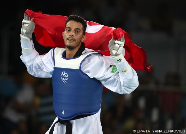 epa05501001 Oussama Oueslati of Tunisia celebrates after defeating Steven Lopez of the USA during the men's -80kg bronze medal bout of the Rio 2016 Olympic Games Taekwondo events at the Carioca Arena 3 in the Olympic Park in Rio de Janeiro, Brazil, 19 August 2016.  EPA/TATYANA ZENKOVICH