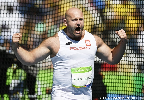 epa05480207 Piotr Malachowski of Poland celebrates after an attempt in the men's Discus Throw final of the Rio 2016 Olympic Games Athletics, Track and Field events at the Olympic Stadium in Rio de Janeiro, Brazil, 13 August 2016.  EPA/FRANCK ROBICHON