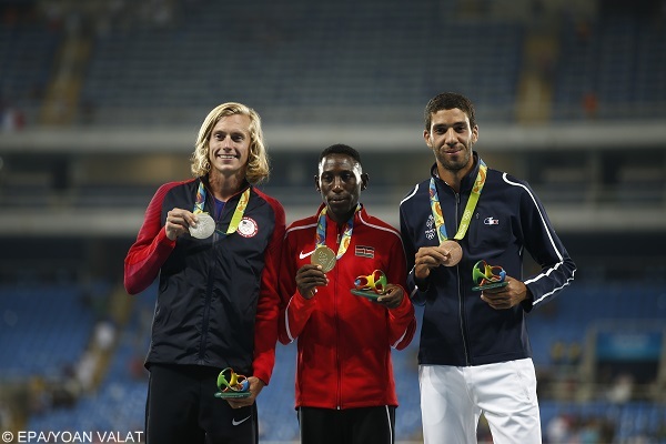 epa05495164 Gold medalist Conseslus Kipruto of Kenya (C), silver medalist Evan Jager of USA, and bronze medalist Mahiedine Mekhissi of France (R) pose with their medals during the awards ceremony in men's 3000m Steeplechase race of the Rio 2016 Olympic Games Athletics, Track and Field events at the Olympic Stadium in Rio de Janeiro, Brazil, 17 August 2016.  EPA/YOAN VALAT